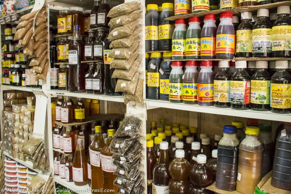 Imagem de garrafas de mel e especiarias nordestinas no Largo da Concórida.